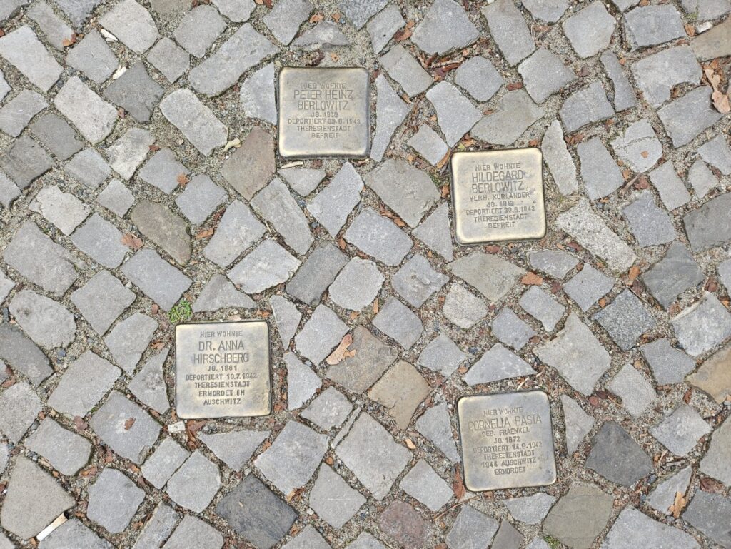 Stolpersteine in Berlijn-Schöneberg ter nagedachtenis aan Joodse bewoners die in de Tweede Wereldoorlog werden gedeporteerd.