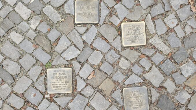Stolpersteine in Berlijn-Schöneberg ter nagedachtenis aan Joodse bewoners die in de Tweede Wereldoorlog werden gedeporteerd.