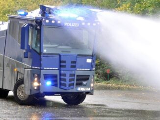 Waterkanon van de politie in Berlijn dat een krachtige waterstraal afvuurt tijdens een oefening.