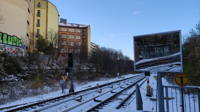 Sneeuw op de treinsporen bij S-Bahn-station Julius-Leber-Brücke in Berlijn tijdens winterweer.