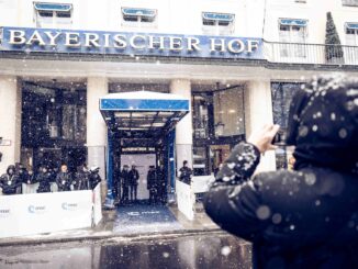 Ingang van hotel Bayerischer Hof in München tijdens de Münchense Veiligheidsconferentie 2025