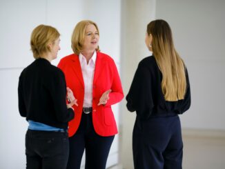 Bärbel Bas, SPD-politica en minister van Arbeid en Sociale Zaken, in gesprek met medewerkers