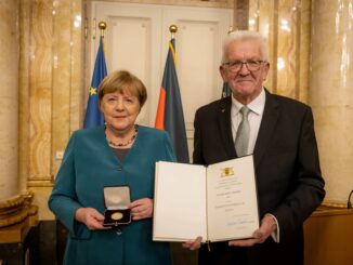 Angela Merkel en Winfried Kretschmann tijdens de uitreiking van de Staufermedaille in het Neues Schloss in Stuttgart.