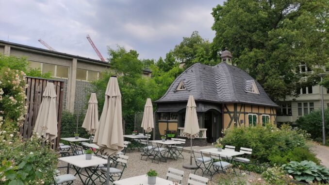 Terras met lege tafels en parasols bij Perelsplatz in de Berlijnse wijk Friedenau