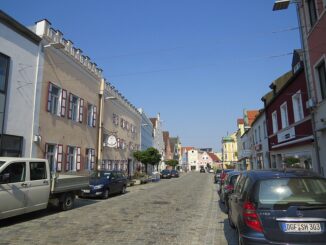 Straatbeeld van de Bruckstraße in Dingolfing met links het historische Gasthof Alte Post