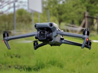 DJI Mavic 3 drone vliegend boven grasveld