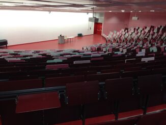 Hörsaal 33 van de Universiteit van Wuppertal met lege collegebanken en kathede