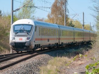 Intercity-trein van Deutsche Bahn op een zonnige voorjaarsdag bij Ribnitz-Damgarten.