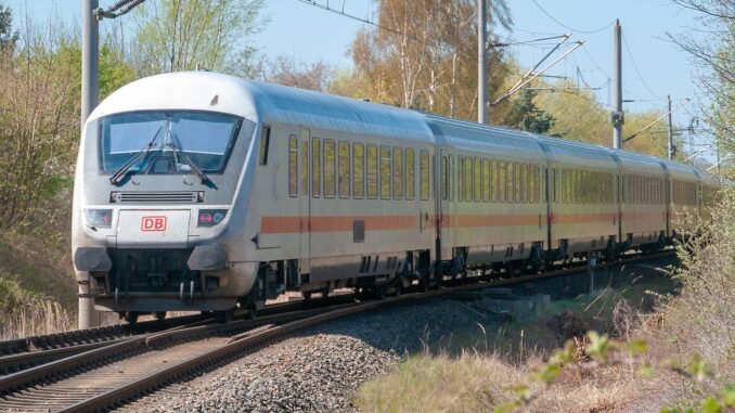 Intercity-trein van Deutsche Bahn op een zonnige voorjaarsdag bij Ribnitz-Damgarten.