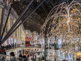 Kerstverlichting en winkelend publiek in de Goethe Galerie in Jena.