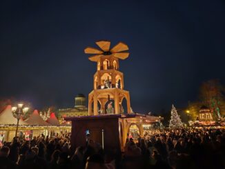 Gezellige kerstmarkt bij Schloss Charlottenburg in Berlijn met verlichte kraampjes en duizenden bezoekers