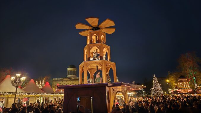 Gezellige kerstmarkt bij Schloss Charlottenburg in Berlijn met verlichte kraampjes en duizenden bezoekers