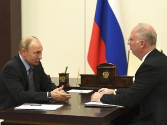 Vladimir Poetin in gesprek met Kirill Dmitrijew tijdens een ontmoeting in het Kremlin, juni 2020