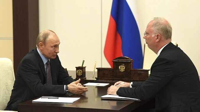 Vladimir Poetin in gesprek met Kirill Dmitrijew tijdens een ontmoeting in het Kremlin, juni 2020