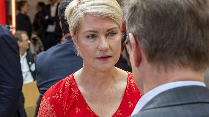 Manuela Schwesig, minister-president van Mecklenburg-Vorpommern, in gesprek in Berlijn