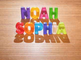 De namen Noah en Sophia in kleurrijke kunststof letters op een houten ondergrond, illustratie bij de populairste babynamen van Duitsland in 2025.