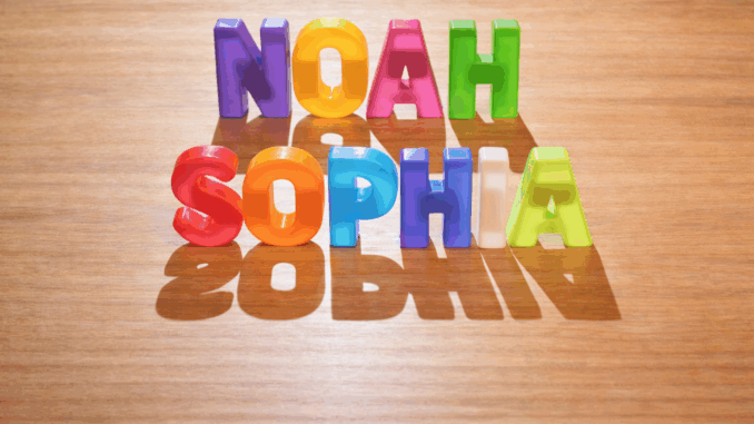De namen Noah en Sophia in kleurrijke kunststof letters op een houten ondergrond, illustratie bij de populairste babynamen van Duitsland in 2025.
