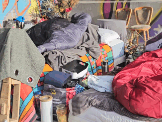 Geïmproviseerde slaapplaatsen van dakloze mensen onder een brug in Berlijn.