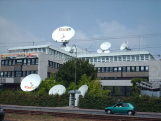 RTL-gebouw in Junkersdorf in Keulen met satellietschotels