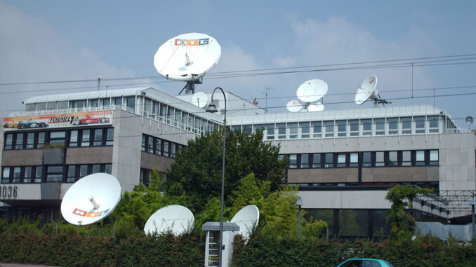 RTL-gebouw in Junkersdorf in Keulen met satellietschotels