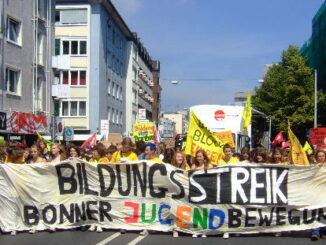 Scholieren lopen door de straten van Bonn met een groot spandoek tijdens een demonstratie in 2009.