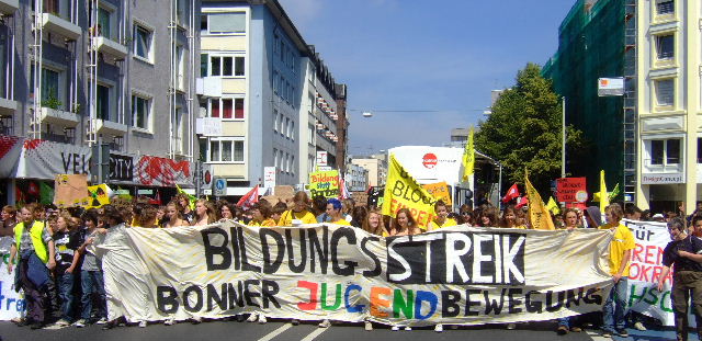 Scholieren lopen door de straten van Bonn met een groot spandoek tijdens een demonstratie in 2009.