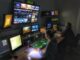 Regiekamer met monitors en mengpanelen bij ems TV