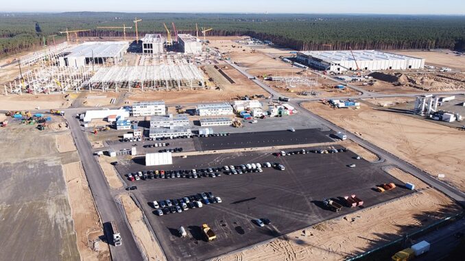 Luchtfoto van de Tesla Gigafactory Berlin-Brandenburg in Grünheide bij Berlijn