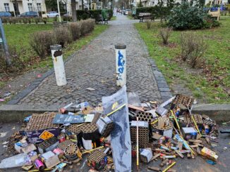 Vuurwerkafval en lege vuurwerkhulzen op straat in Berlijn na oud en nieuw