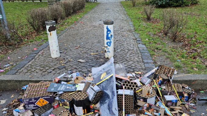 Vuurwerkafval en lege vuurwerkhulzen op straat in Berlijn na oud en nieuw
