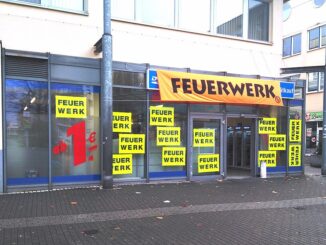 Vuurwerkverkoop bij een winkelcentrum in Berlijn-Marzahn, waar rond oud en nieuw vuurwerk wordt aangeboden