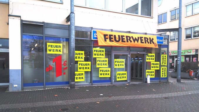 Vuurwerkverkoop bij een winkelcentrum in Berlijn-Marzahn, waar rond oud en nieuw vuurwerk wordt aangeboden