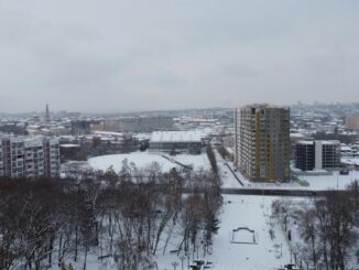 Winterse woonwijk in Charkiv tijdens de oorlog in Oekraïne, waar de energievoorziening onder druk staat