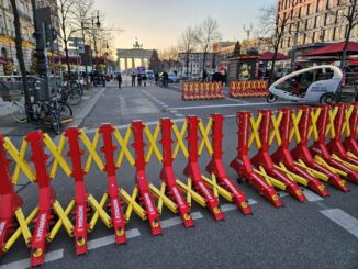 Afzettingen en dranghekken rond Pariser Platz bij het Brandenburger Tor tijdens de Chanoekaviering in Berlijn