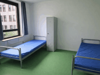 Eenvoudige slaapruimte met twee bedden in een Duitse asielopvang