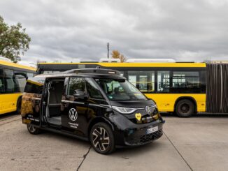 Autonome shuttle van de BVG, type VW ID. Buzz AD, tijdens tests voor zelfrijdend openbaar vervoer in Berlijn
