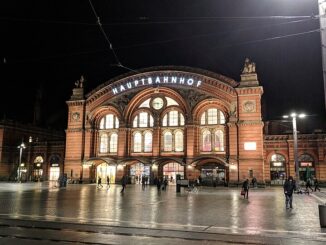 Het centraal station van Bremen bij nacht, waar de veiligheidsdienst waarschuwt voor een nieuwe extremistische groepering.