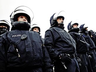 Zwaar uitgeruste agenten van de Duitse Bundespolizei