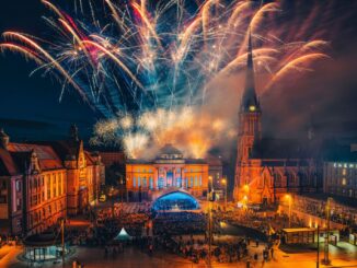 Avondbeeld van de Theaterplatz in Chemnitz met vuurwerk en publiek bij een cultureel evenemen