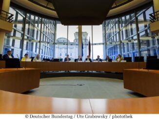 Vergaderzaal in Berlijn tijdens politieke besprekingen over coalitiegesprekken tussen CDU/CSU en SPD