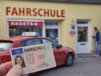 Illustratie van een Duitse Fahrschule met een rijbewijs als symbool voor het digitale rijbewijs in Duitsland