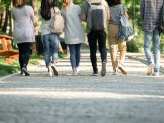 Duitse jongeren lopen samen door een park tijdens de U18-verkiezing, een symbolische stemronde voor minderjarigen.