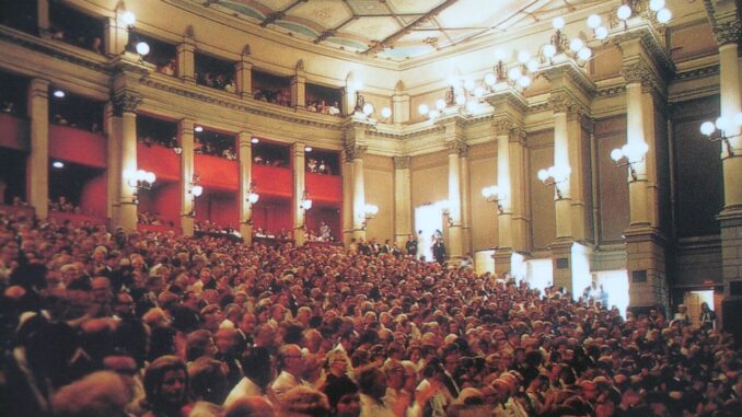 Publiek in het Festspielhaus in Bayreuth tijdens de Bayreuther Festspiele