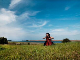 Celliste speelt in het landschap van Mecklenburg-Voor-Pommeren tijdens de Festspiele