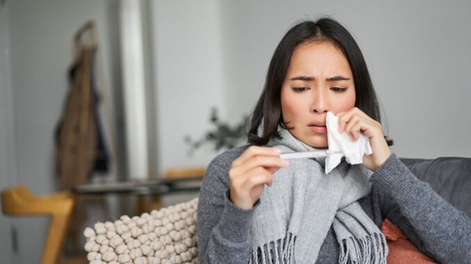 Vrouw met griepklachten tijdens een zware griepgolf in Duitsland