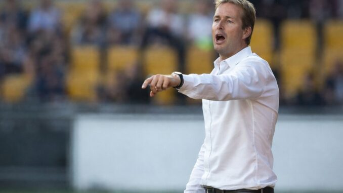 Kasper Hjulmand, trainer van Bayer Leverkusen, wijst langs de zijlijn tijdens een wedstrijd