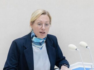 AfD-politica Lena Kotré spreekt tijdens een zitting van de Landdag Brandenburg
