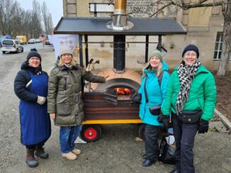 Vrijwilligers van Nachbarschaftsbrot e.V. bij een mobiele bakoven naast het Rathaus Schöneberg in Berlijn