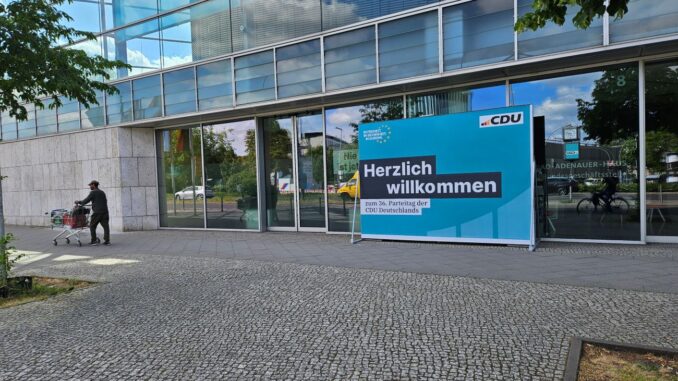 CDU-hoofdkantoor in Berlijn-Tiergarten, waar duizenden vrouwen demonstreerden tegen de uitspraken van Friedrich Merz