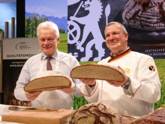 Duitse Minister van Landbouw Alois Rainer en Roland Ermer presenteren het Brood van het Jaar 2026: roggebrood